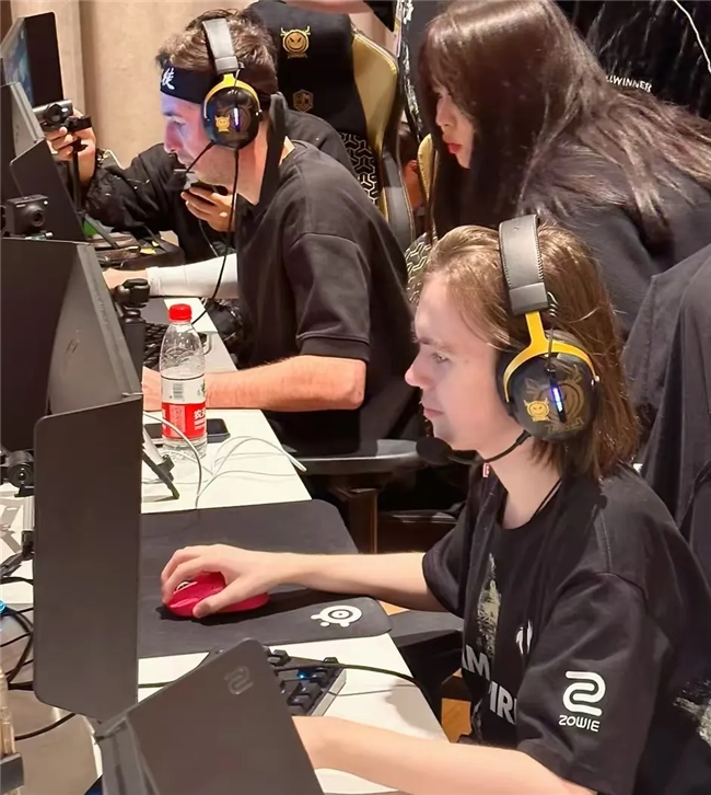 RNG夺冠有人不乐意了，韩国媒体直呼这不公平